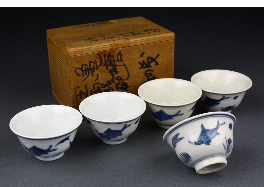 【宇】EA080 うぶ品 魚紋 染付煎茶碗五客 箱付 在銘 染錦鍋島更紗唐花文 蓋碗 | 李荘庵 −RISOAN−